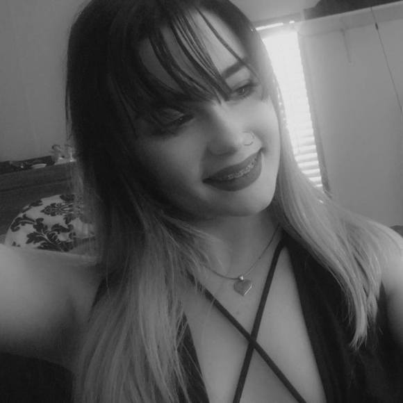 Profile Picture of Zoey Peterson (@zoey_2403) on Poshmark