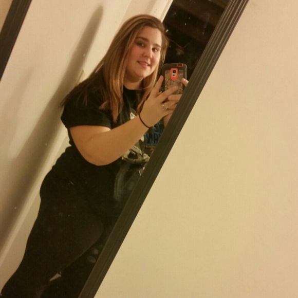 Profile Picture of Alicia Zembower (@zemmy27) on Poshmark