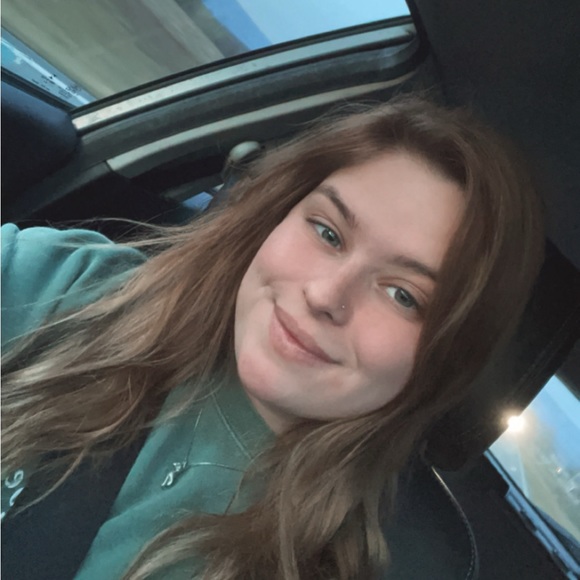 Profile Picture of Lily Liscomb (@luu714) on Poshmark