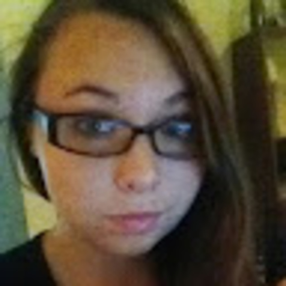 Profile Picture of Ali Torney (@torneyali1234) on Poshmark