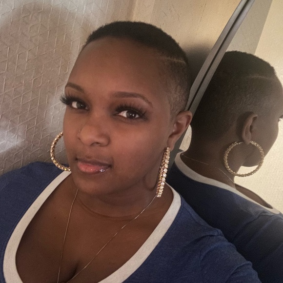 Profile Picture of Ashley Dickey (@evrydaysuprwmn) on Poshmark