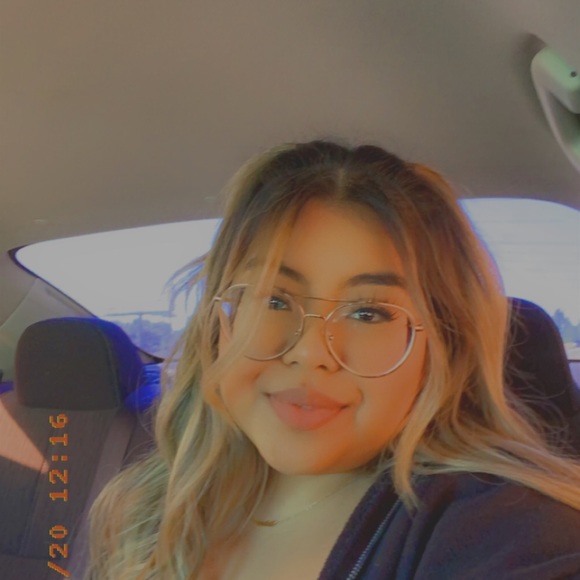 Profile Picture of Brianna Solis (@brriiiaanna) on Poshmark
