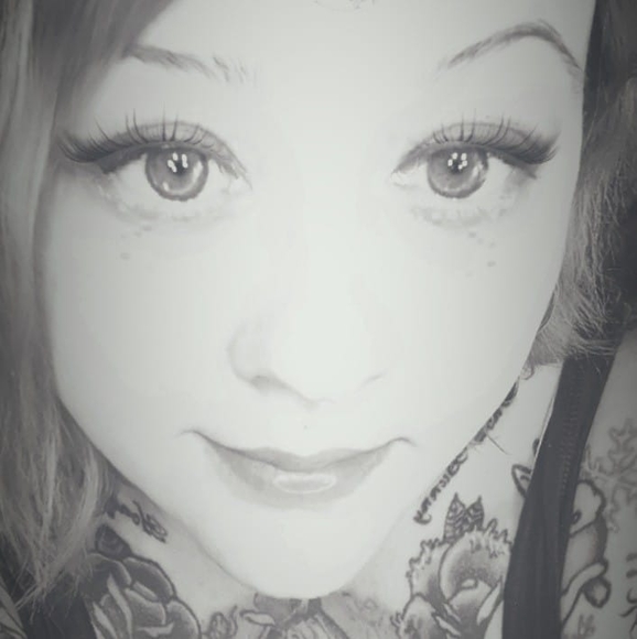 Profile Picture of Sarajean Vandervelden (@sarajeanv) on Poshmark