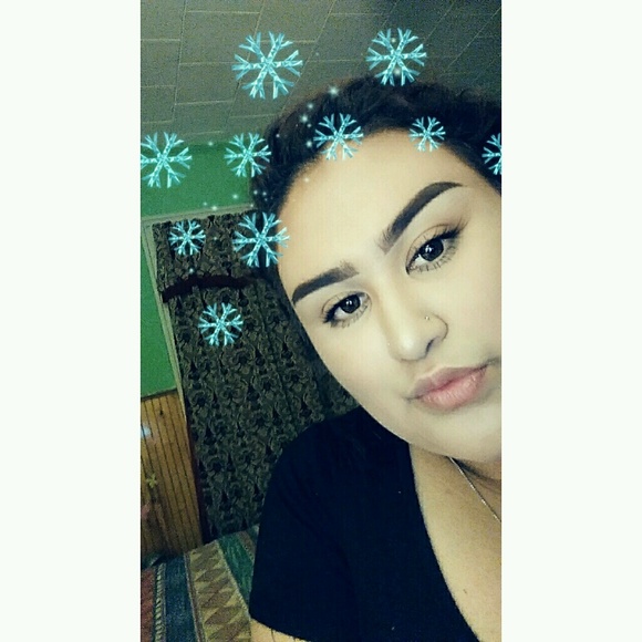 Profile Picture of Sara Deluna (@sarad72) on Poshmark