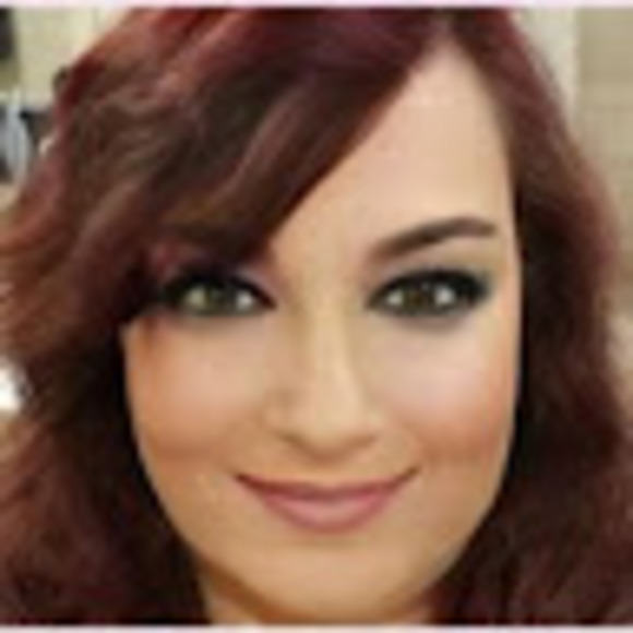 Profile Picture of Danna Williams (@dannawilliam74) on Poshmark