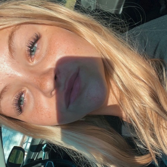 Profile Picture of Brianna Weller (@briannaweller25) on Poshmark