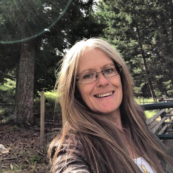 Profile Picture of Debbie Bennett (@debbieathome) on Poshmark