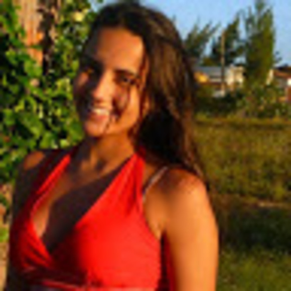 Profile Picture of Giovanna Coutinho (@giofcoutinho) on Poshmark