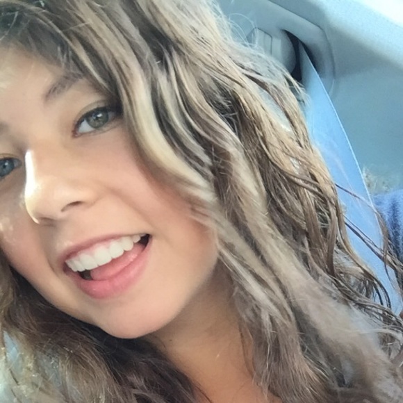 Sofia Snyder - Poshmark Profile Picture of Sofia Snyder (@sofisnyder) on Poshmark