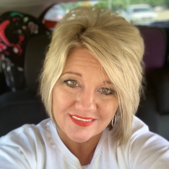 Profile Picture of Kim Molloy (@kimmyvail) on Poshmark