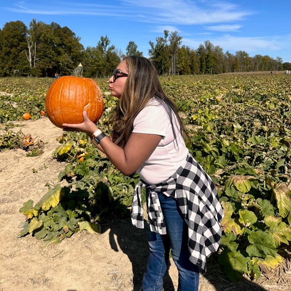 Profile Picture of Claudia Sjullie (@cloud2475) on Poshmark