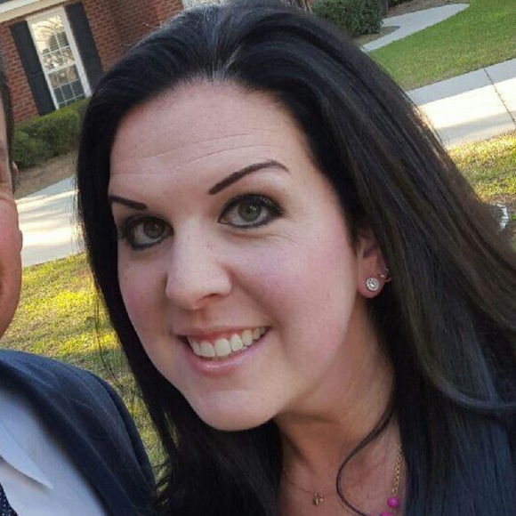 Profile Picture of Kathryn Flewelling (@flewellingfab5) on Poshmark