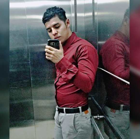 Profile Picture of Dixier Flores (@dixierflores) on Poshmark