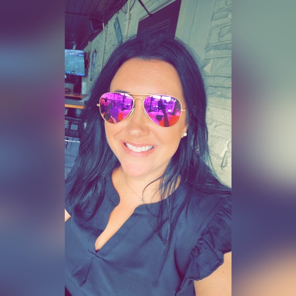 Profile Picture of Danielle Viau (@daniviau) on Poshmark