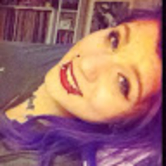 Profile Picture of Wallsupon Walls (@wallsuponwalls) on Poshmark