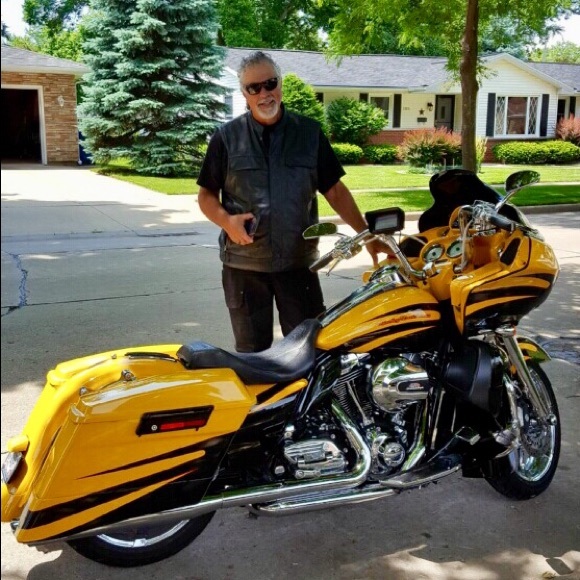 Profile Picture of Michael Binder (@edrednib) on Poshmark