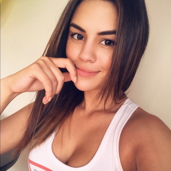 Profile Picture of Samantha Laurent (@sumanfa) on Poshmark