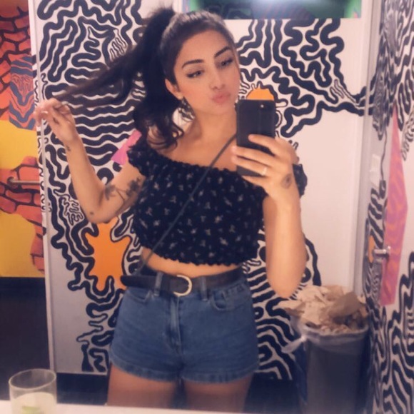 Profile Picture of Connie Pullinzi (@conniepullinzi) on Poshmark