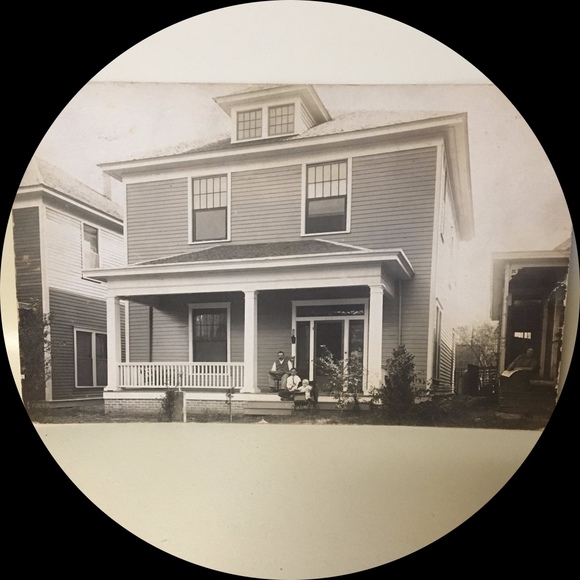 Profile Picture of Jan Andrews (@jansdollhouse) on Poshmark