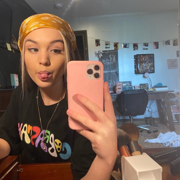 Profile Picture of Maddy Hugunin (@maddyhugs12) on Poshmark