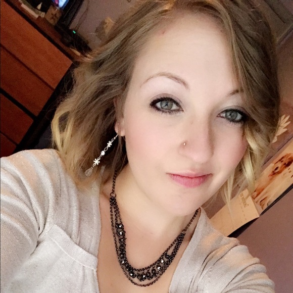 Profile Picture of Danielle Baughman (@drb2013) on Poshmark