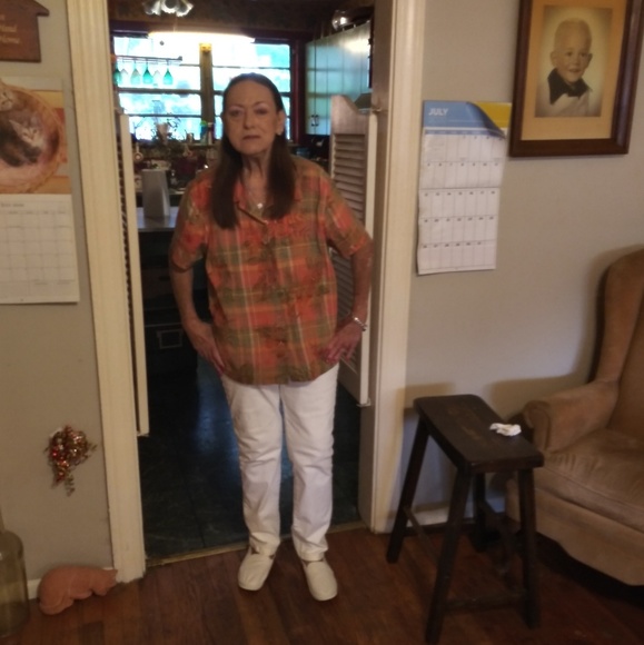 Profile Picture of Robbie Oeland (@flowergirl21375) on Poshmark