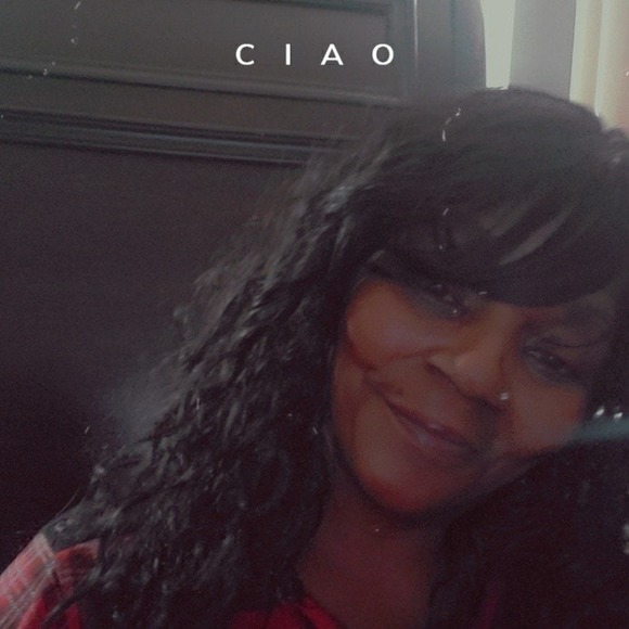 Profile Picture of Julia Whitehead (@juliawhitehe892) on Poshmark