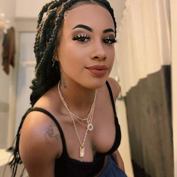 Profile Picture of Josiee Holt (@josieeholt) on Poshmark