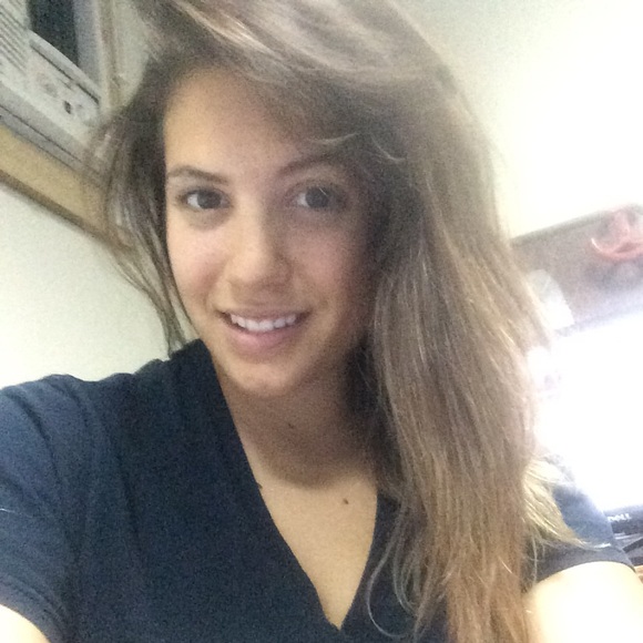 Profile Picture of Danielle Griesmer (@daniellegries) on Poshmark