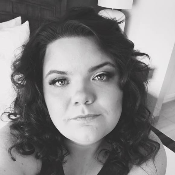 Brooke Hitzler - Poshmark Profile Picture of Brooke Hitzler (@_retrokitten_) on Poshmark