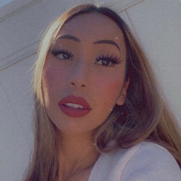 Profile Picture of Brianna Montes (@mimosachismosa) on Poshmark