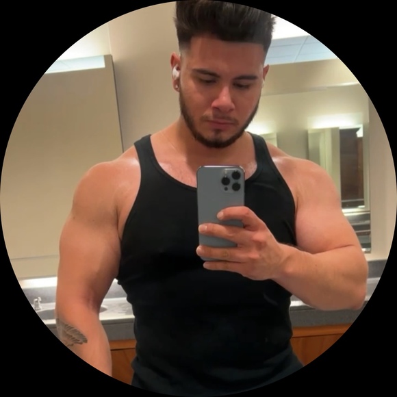 Profile Picture of Chris Esquivel (@chrisesq14) on Poshmark