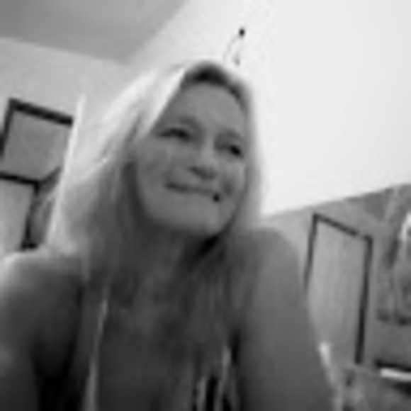 Profile Picture of Kim Bradley (@kimbradley321) on Poshmark