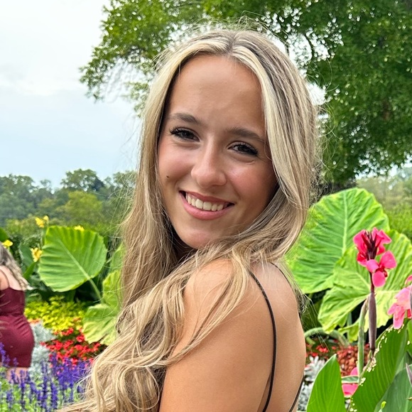 Profile Picture of Lucy Oechsner (@lucyoechsner) on Poshmark