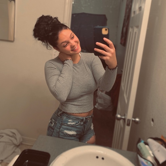 Profile Picture of Taylor Deville (@tayloralainee) on Poshmark