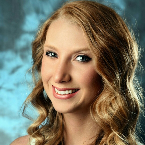 Profile Picture of Alyssa Schroeder (@alschroeder12) on Poshmark