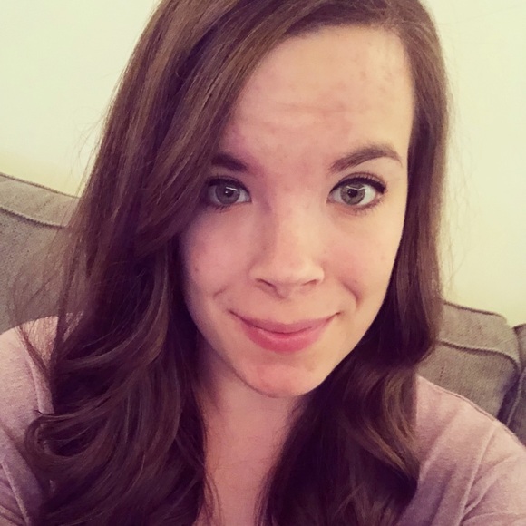 Profile Picture of Amanda Davey (@amandadavey04) on Poshmark
