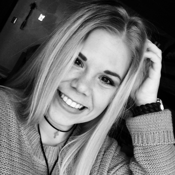 Profile Picture of Kourtney Schanaman (@schanamk) on Poshmark