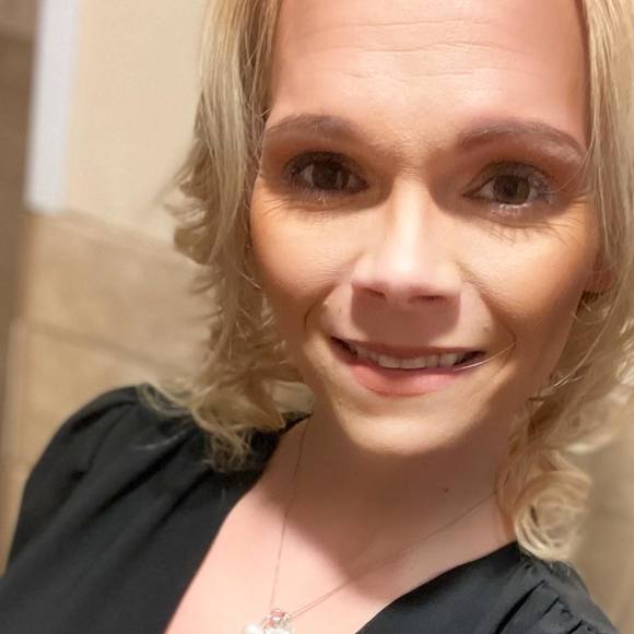 Profile Picture of Renee Riebesell (@xoreneexo) on Poshmark