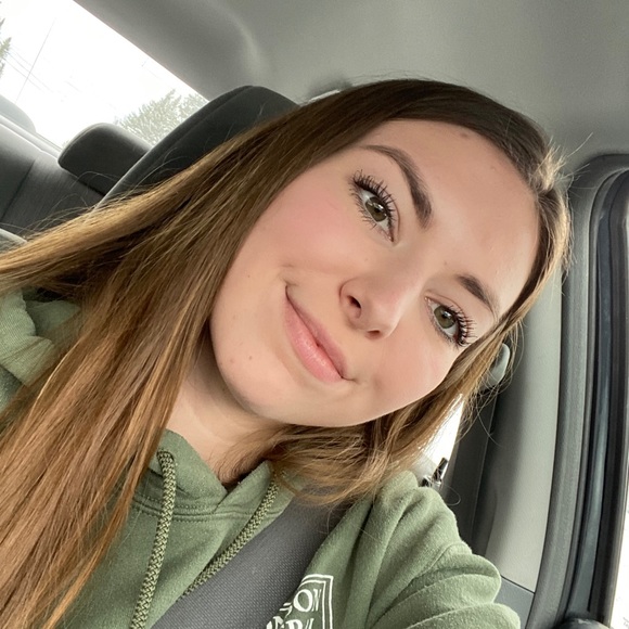 Profile Picture of Hannah Vainio (@vainiohannah) on Poshmark