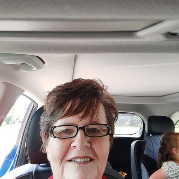 Profile Picture of Sharon Hinds (@ecarlhinds) on Poshmark