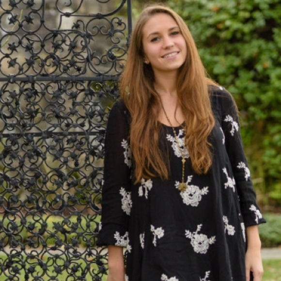 Profile Picture of Ellie Rippert (@erippert) on Poshmark