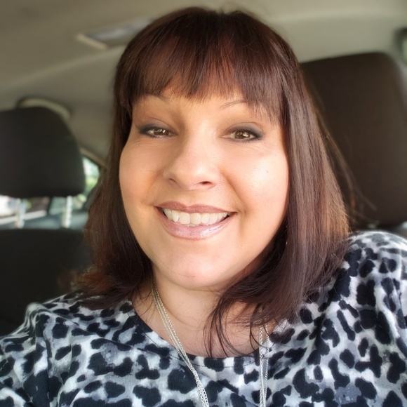 Profile Picture of Lisa Bensel (@leebens215) on Poshmark