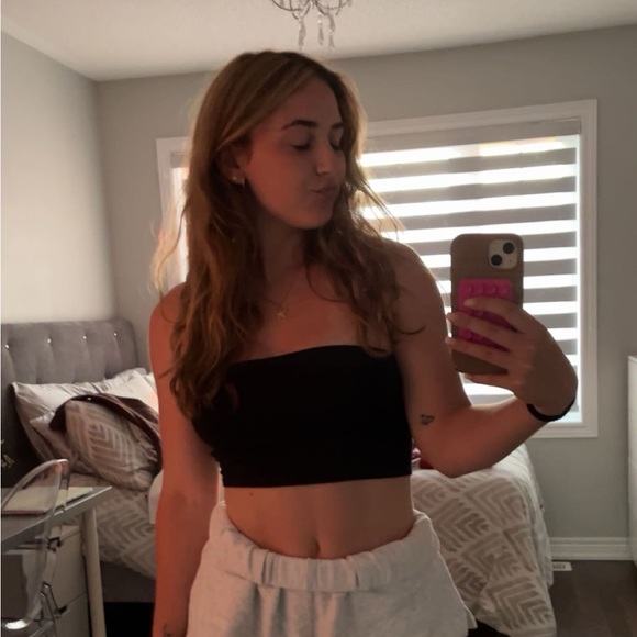 Profile Picture of Léa St-pierre (@lele_stpierre) on Poshmark