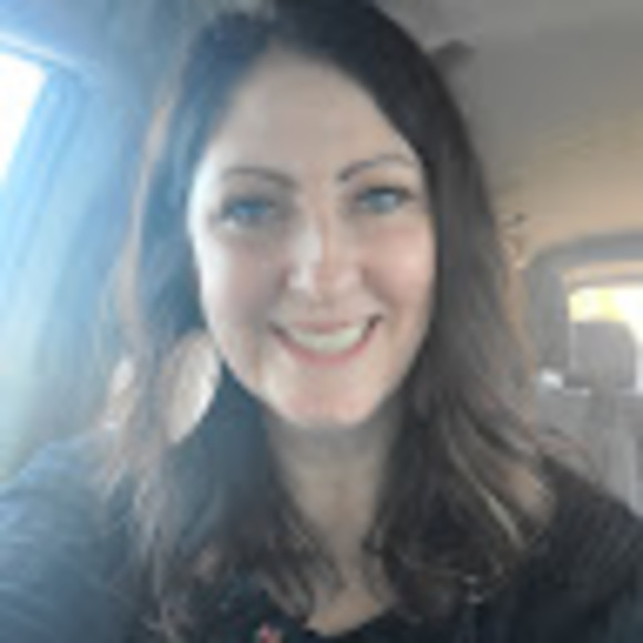 Profile Picture of Amy Simmons (@amysimmons1211) on Poshmark