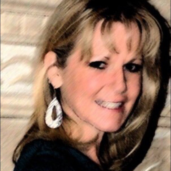 Profile Picture of Tammy Bluff (@tbluff) on Poshmark