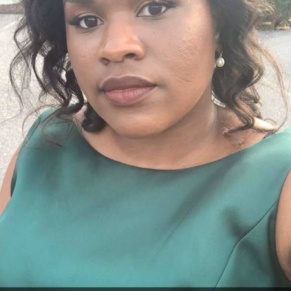 Profile Picture of Courtney Telfare (@catelfare) on Poshmark