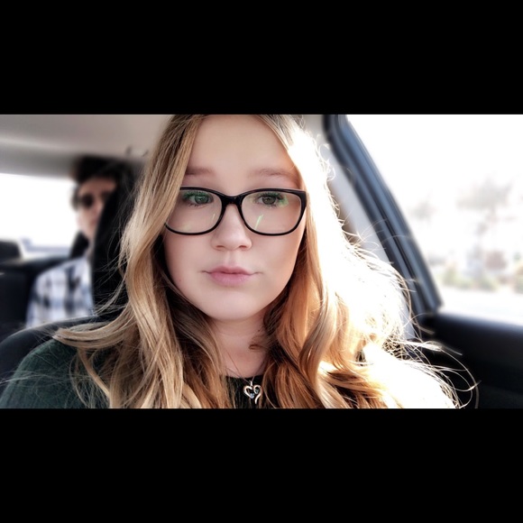 Profile Picture of Alyssa Youngreen (@alyssayoungreen) on Poshmark