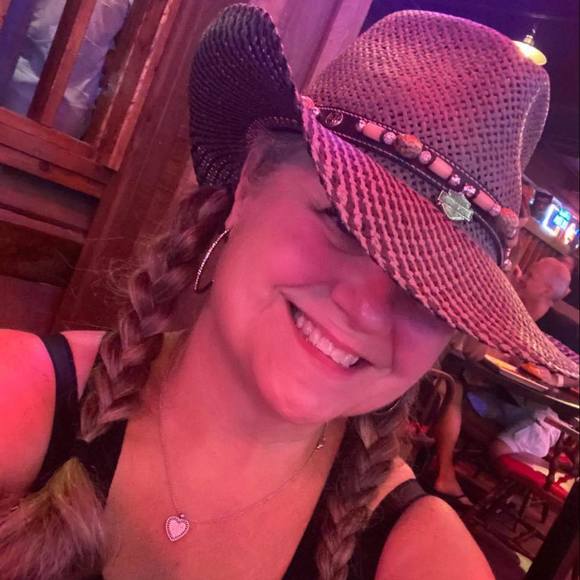 Profile Picture of Robin Schuster caldwell (@robinschuste185) on Poshmark