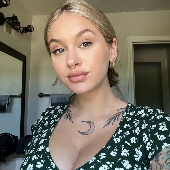 Profile Picture of Briana Bargeron (@briana_bargeron) on Poshmark